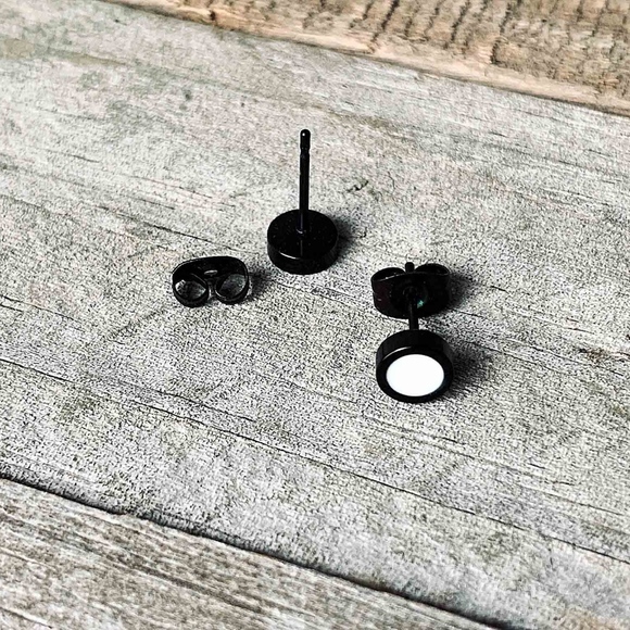 Men's Stud Earrings. - Picture 3 of 4